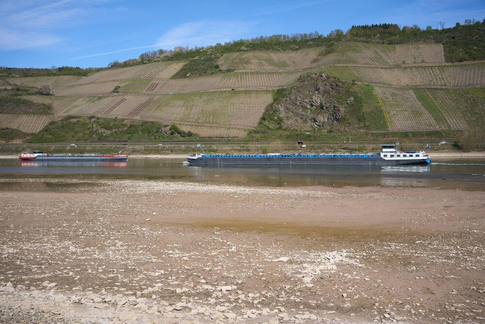 Die Schiffe können wegen der niedrigen Wasserständen weniger Ladung transportieren. Die Schiffe können wegen der niedrigen Wasserständen weniger Ladung transportieren.