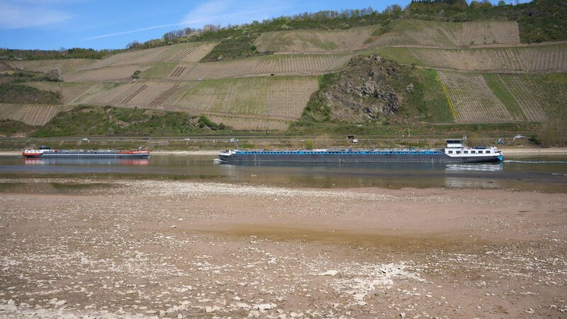 Die Schiffe können wegen der niedrigen Wasserständen weniger Ladung transportieren.