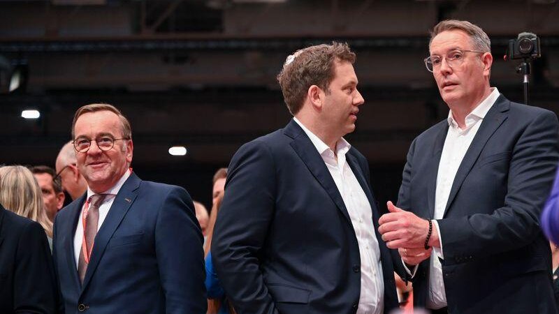 Boris Pistorius (l) und Alexander Schweitzer (r) zusammen mit Lars Klingbeil (M) beim SPD-Bundesparteitag 2025. (Archivbild)