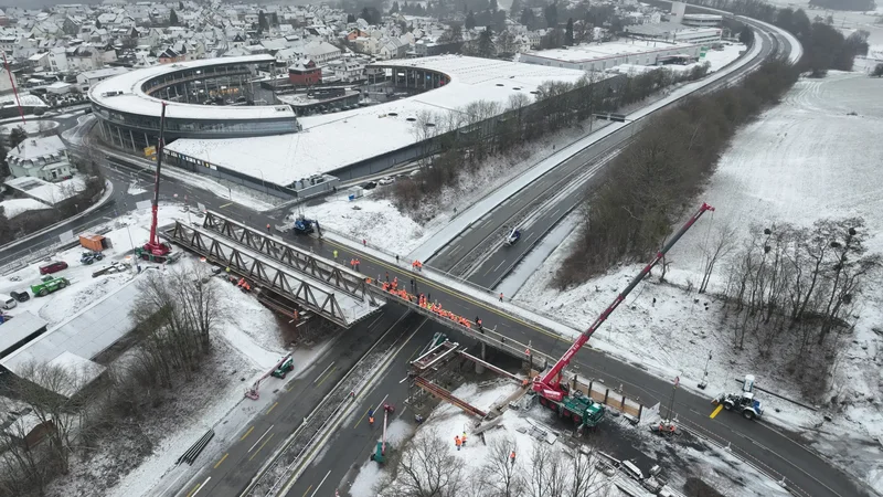 Verschub der Behelfsbrücke für den Neubau der Brücke der L307 bei Höhr-Grenzhausen