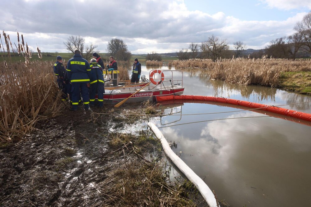 Bei dem Ölunfall waren viele Helferinnen und Helfer im Einsatz. (Archivbild)