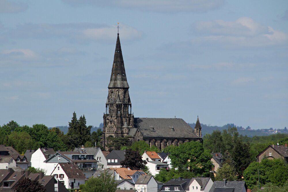 Blick über die Dächer von Koblenz-Rübenach auf St. Mauritius.