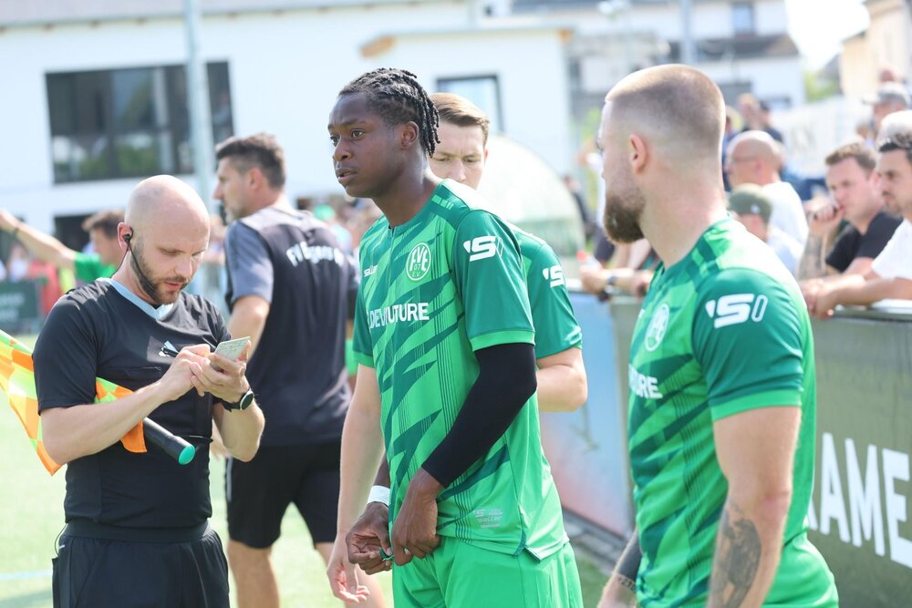 Darius Amados (Bildmitte) trug im August 2024 ein Mal das Trikot des Fußball-Oberligisten FV Engers – im Heimspiel gegen den FK Pirmasens.