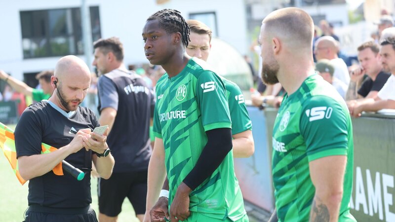 Darius Amados (Bildmitte) trug im August 2024 ein Mal das Trikot des Fußball-Oberligisten FV Engers – im Heimspiel gegen den FK Pirmasens.