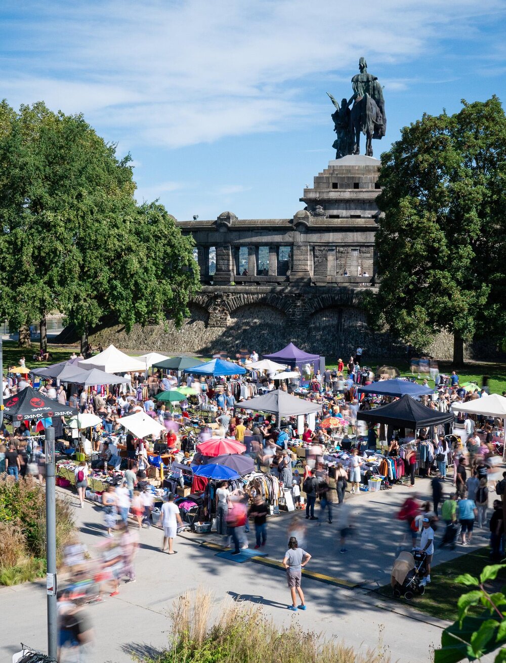 Der Koblenzer Flohmarkt am Deutschen Eck.