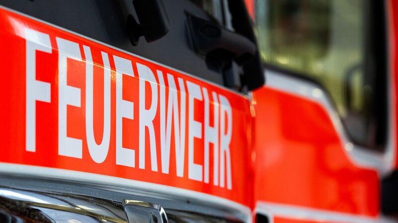 Die Feuerwehr holte den Piloten von dem Garagendach. (Symbolfoto) Soeren Stache/dpa