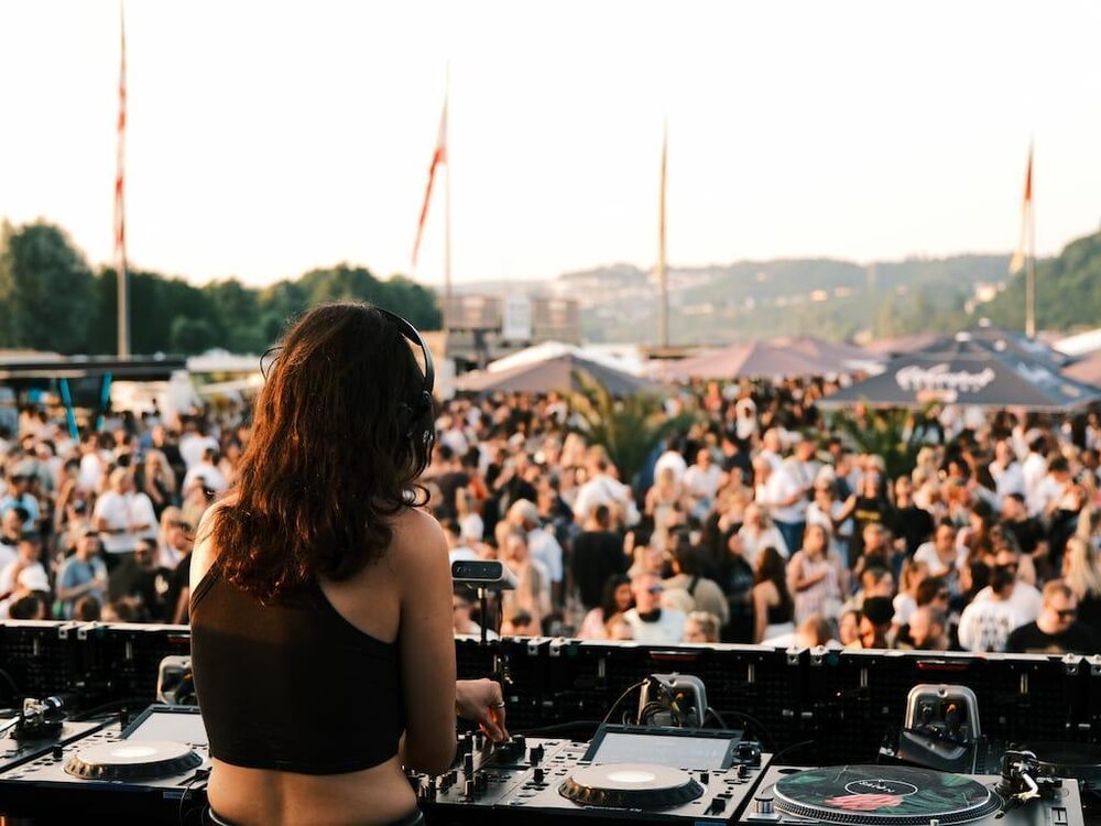 DJ auf der Bühne bei Electronic Wine in Koblenz.