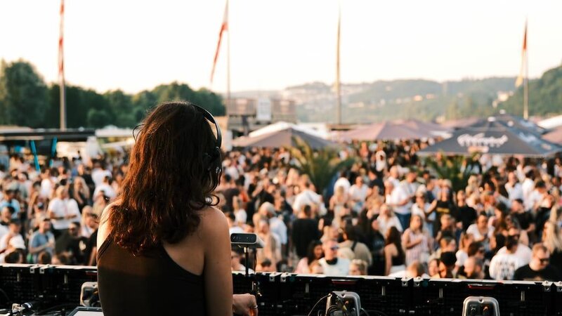 DJ auf der Bühne bei Electronic Wine in Koblenz.