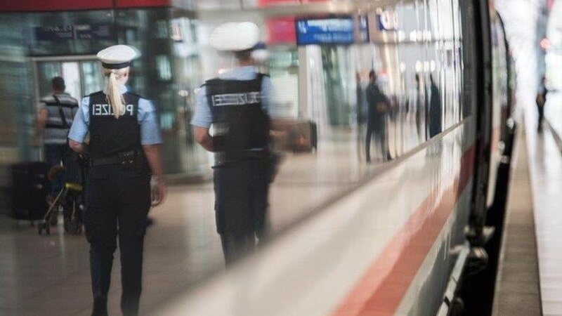 Polizei kontrolliert am Bahnhof (Symbolbild).