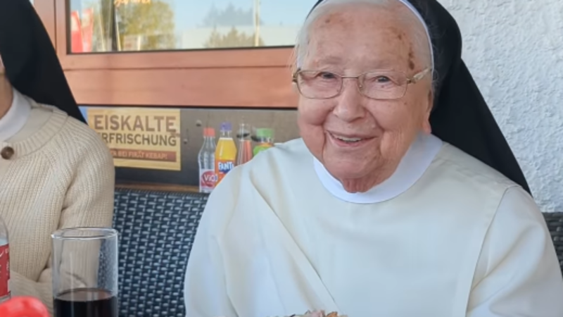 Mit 92 Jahren hat eine Klosterschwester aus Koblenz zum ersten Mal in ihrem Leben einen Döner probiert und ist damit prompt zum Internet-Star geworden.