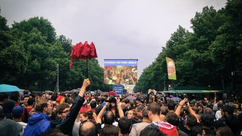 Fußballfans bei einem Public-Viewing Event/ Symbolbild