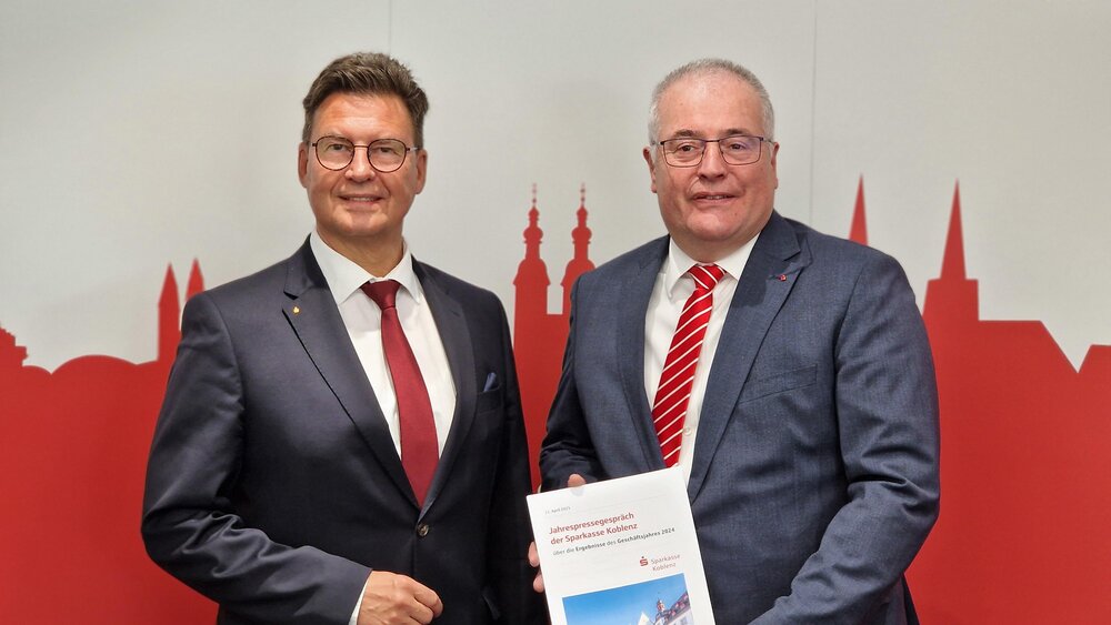 Matthias Nester (links), Vorstandsvorsitzender der Sparkasse Koblenz, und Jörg Perscheid (rechts), Vorstand der Sparkasse Koblez, ziehen für das Geschäftsjahr 2024 eine positive Bilanz. Matthias Nester (links), Vorstandsvorsitzender der Sparkasse Koblenz, und Jörg Perscheid (rechts), Vorstand der Sparkasse Koblez, ziehen für das Geschäftsjahr 2024 eine positive Bilanz.