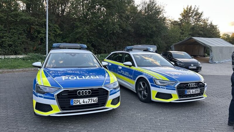 Polizeiwagen bei Verkehrskontrolle in Andernach bei Koblenz