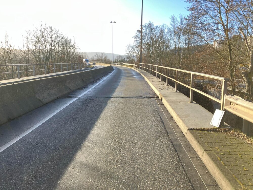 Der Überflieger der Kurt-Schumacher-Brücke wird für zwei Wochen voll gesperrt. Der Überflieger der Kurt-Schumacher-Brücke wird für zwei Wochen voll gesperrt.