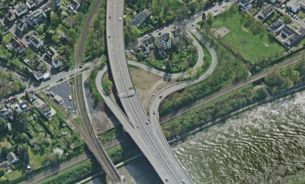 Luftbildaufnahme Bahnkreuzungsbauwerk und Bolzplatzgelände Horchheim (Geoportal Stadt Koblenz).