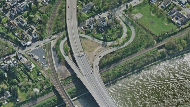 Luftbildaufnahme Bahnkreuzungsbauwerk und Bolzplatzgelände Horchheim (Geoportal Stadt Koblenz).