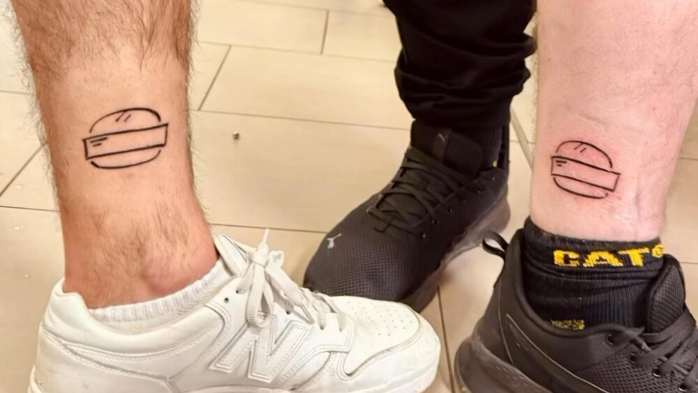 Zwei gestochene Fleischkäsebrötchen-Tattoos vom ersten Aktionstag