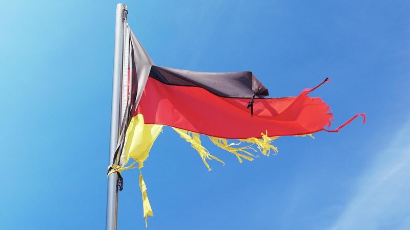 Deutschlandfahne zerfleddert, Symbolbild
