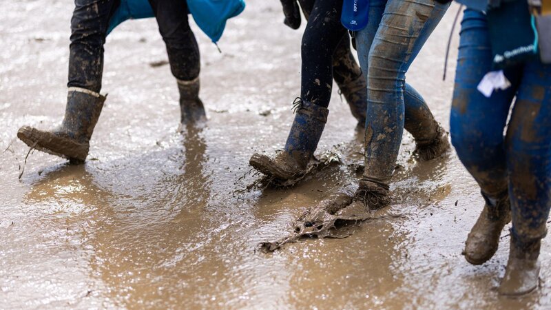 Gummistiefel gehören für alle Fälle in eine gute Festival-Ausrüstung.