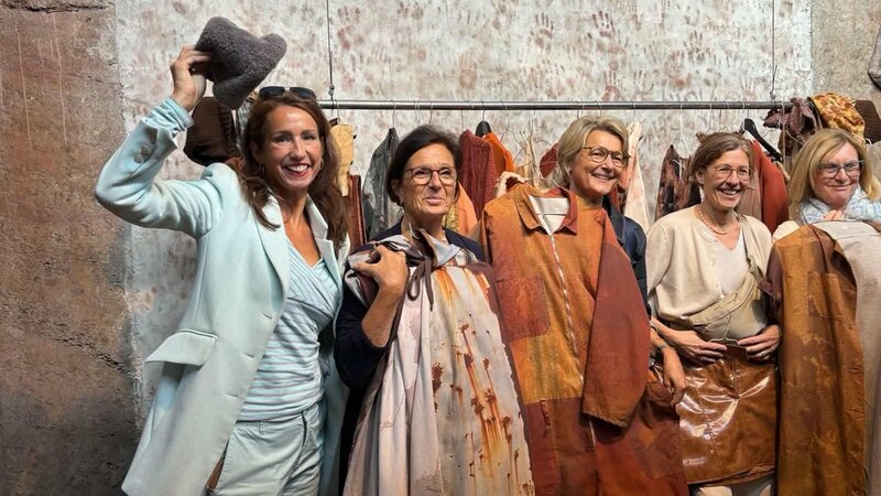 Clubschwestern von Soroptimist International Koblenz/Rhein beim Bewerben des Secondhand Bazars