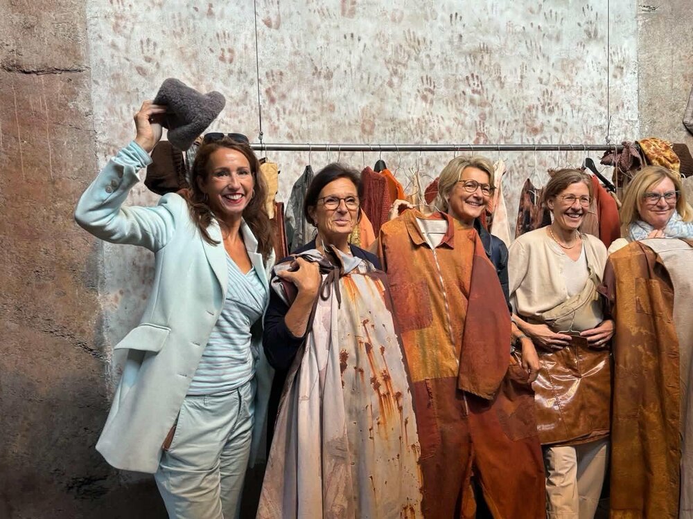 Clubschwestern von Soroptimist International Koblenz/Rhein beim Bewerben des Secondhand Bazars