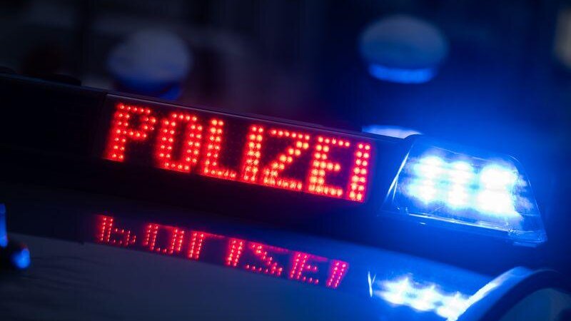 Die Polizei sperrte zur Unfallaufnahme die Straße im Kreis Neuwied.