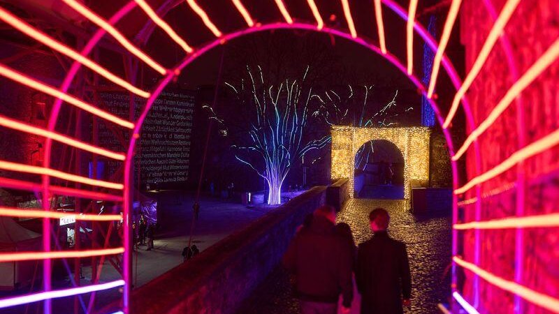 In Koblenz schmücken Lichter ab dem 20. November wieder die Festung Ehrenbreitstein. (Archivbild)
