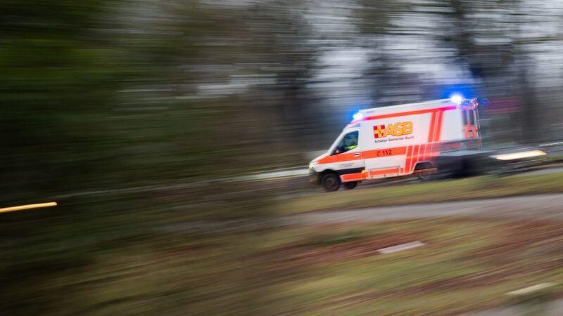 Ein 21-Jähriger starb nach Polizeiangaben am Unfallort. (Symbolfoto)