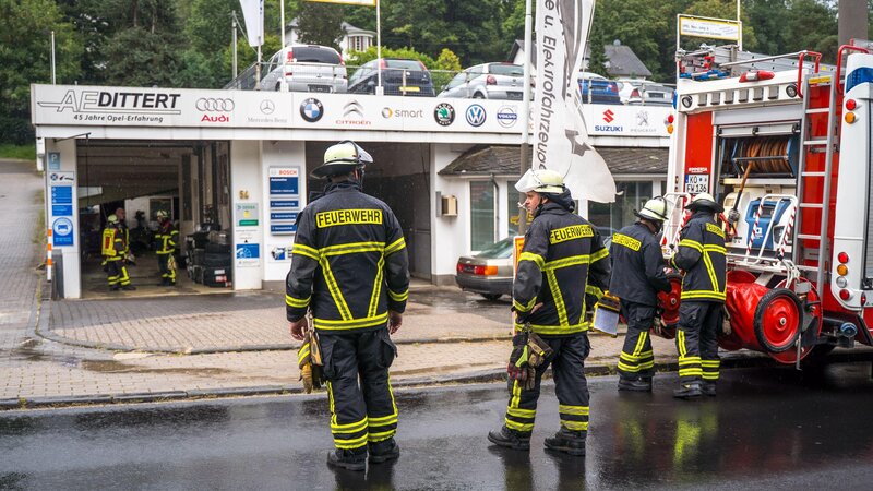 In einer Autowerkstatt in Koblenz-Niederberg explodierte der Kompressor eines Autos. Ein 16-Jähriger wurde schwer verletzt.