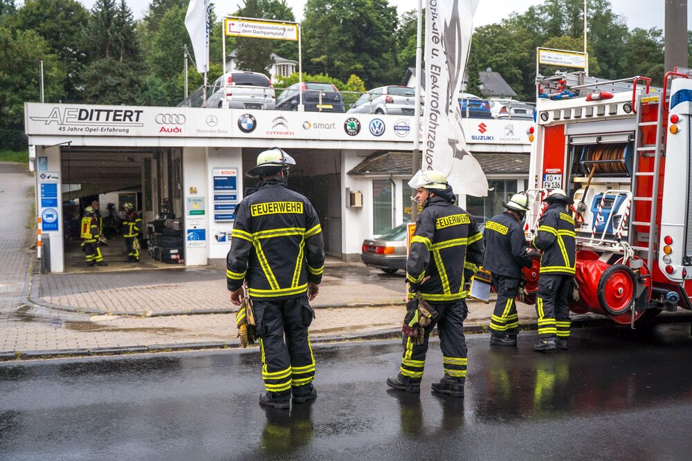 In einer Autowerkstatt in Koblenz-Niederberg explodierte der Kompressor eines Autos. Ein 16-Jähriger wurde schwer verletzt. In einer Autowerkstatt in Koblenz-Niederberg explodierte der Kompressor eines Autos. Ein 16-Jähriger wurde schwer verletzt.