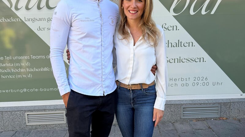 Die Baumann-Inhaber Felix und Melina Warnecke-Brühl vor ihrem neuen Café am Jesuitenplatz, welches im Herbst 2026 eröffnen soll.