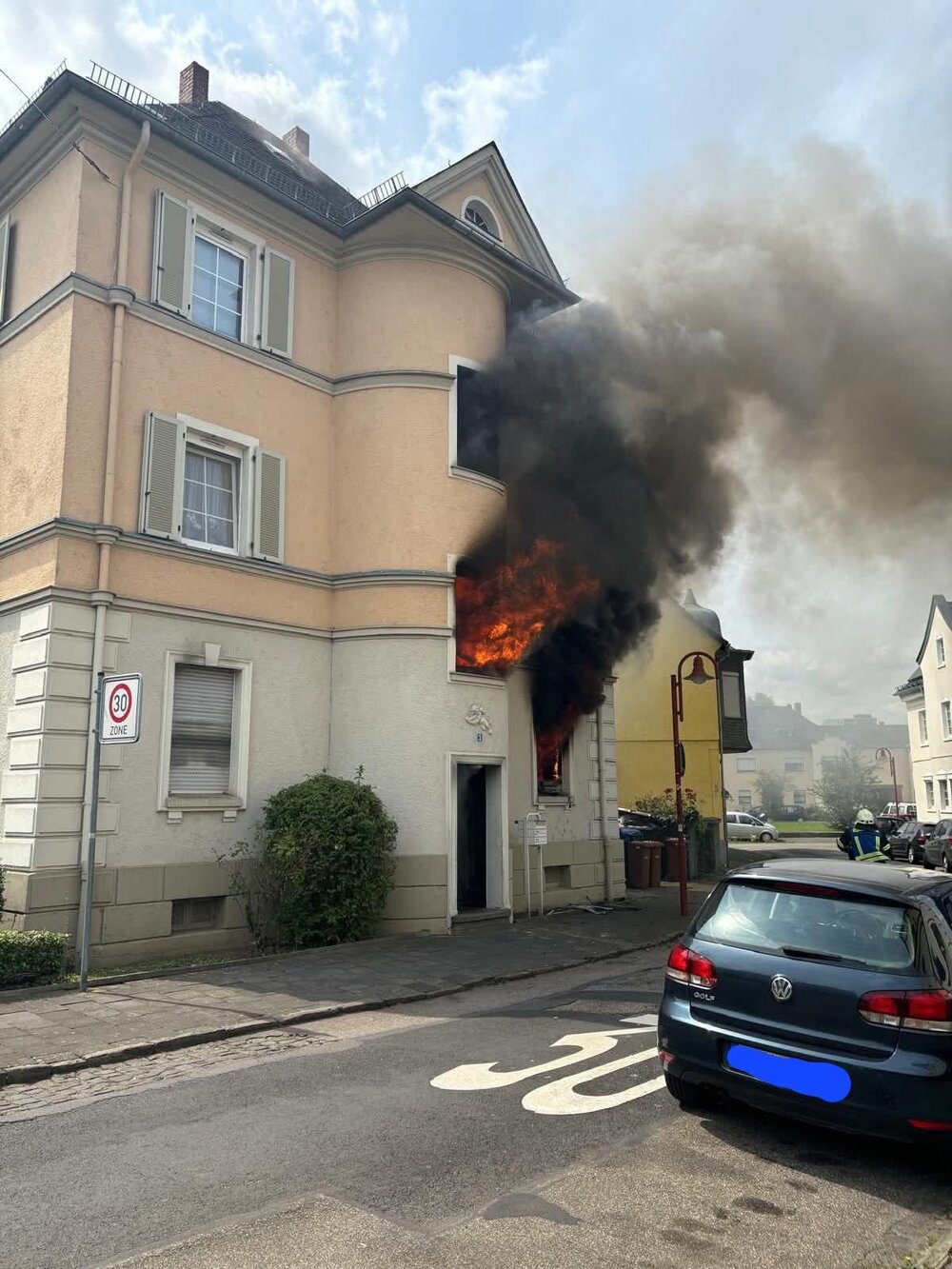 Bei einem Brand in einem Mehrfamilienhaus in Neuwied mussten am Mittwoch fünf Menschen über Leitern gerettet werden.