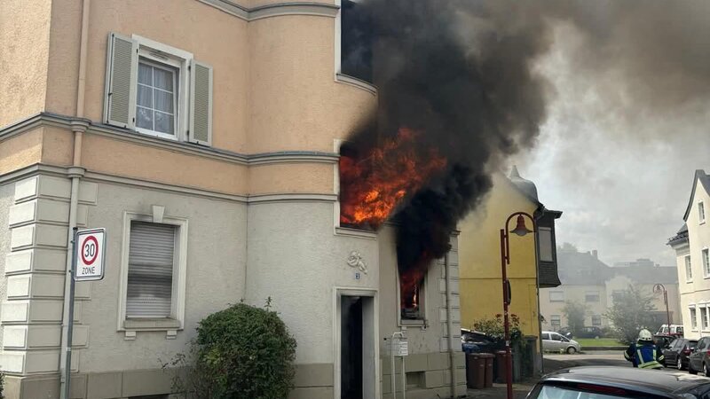 Bei einem Brand in einem Mehrfamilienhaus in Neuwied mussten am Mittwoch fünf Menschen über Leitern gerettet werden.