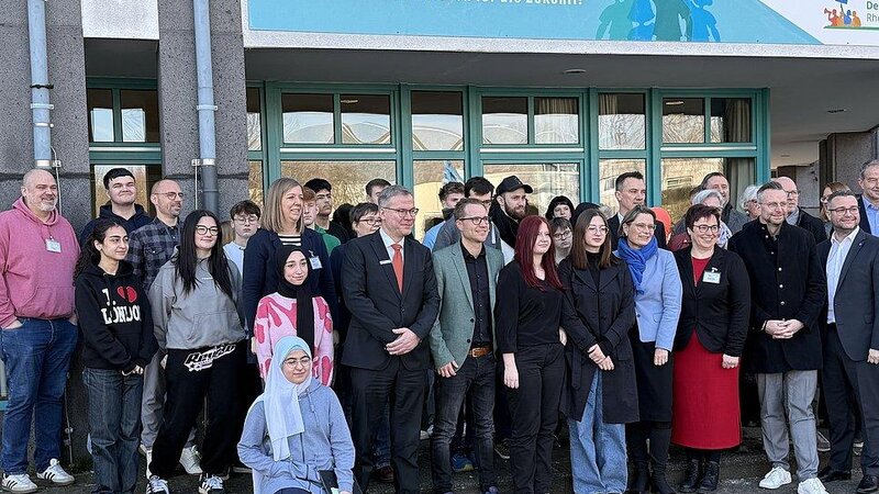 Festliche Einweihung des Demokratieschildes an der Albert-Schweitzer-Realschule plus Mayen.