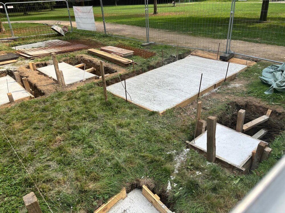 Im Stadtwaldpark auf der Karthause wurden mittlerweile Fundamente für den Bauwagen der Wald-Kita gegossen. Im Stadtwaldpark auf der Karthause wurden mittlerweile Fundamente für den Bauwagen der Wald-Kita gegossen.