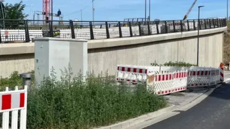Die Südrampe der Pfaffendorfer Brücke ist fast fertig.