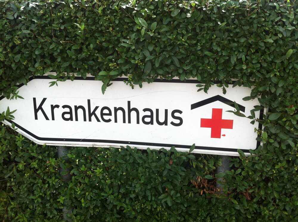 Eine Frau wurde nach Unfall ins Krankenhaus gebracht. Eine Frau wurde nach Unfall ins Krankenhaus gebracht.