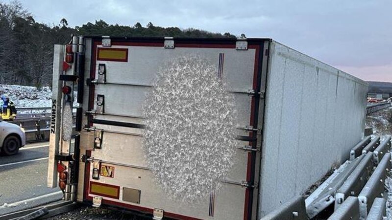 Foto des umgekippten LKW auf der A61 bei Rheinböllen