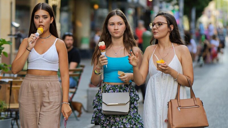 Drei Frauen essen ein Eis im Sommer. (Symbolbild)