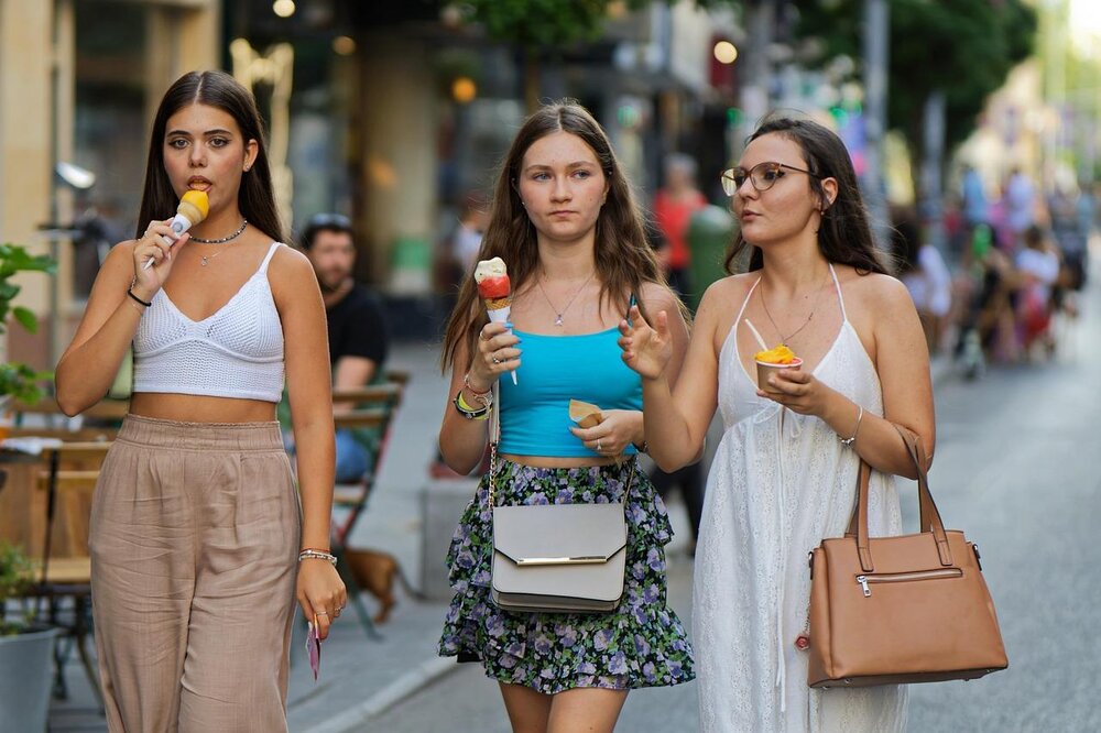 Drei Frauen essen ein Eis im Sommer. (Symbolbild)