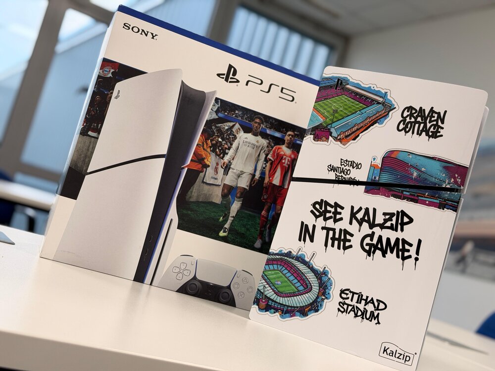 PlayStation 5 in der exklusiven Kalzip Edition inklusive EA Sports FC 26, bereitgestellt von unserem Partner Kalzip