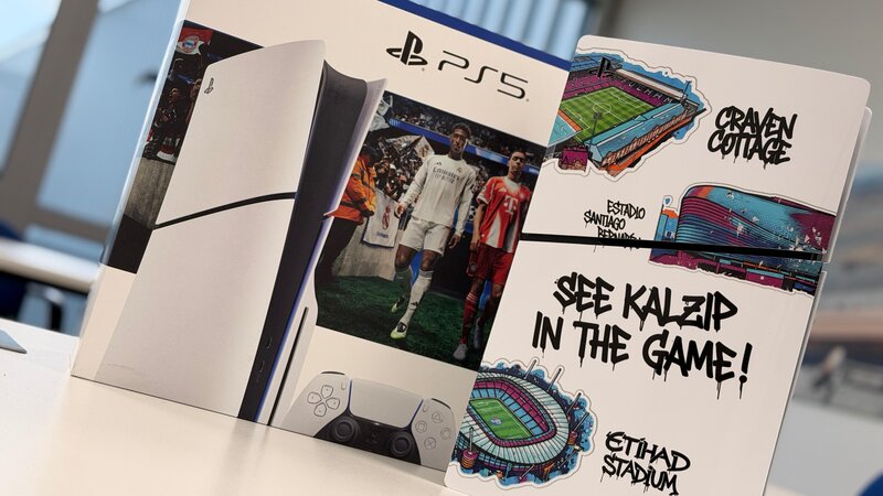 PlayStation 5 in der exklusiven Kalzip Edition inklusive EA Sports FC 26, bereitgestellt von unserem Partner Kalzip
