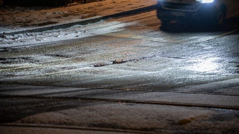 Verkehrsteilnehmer müssen mit glatten Straßen rechnen. (Archivbild)