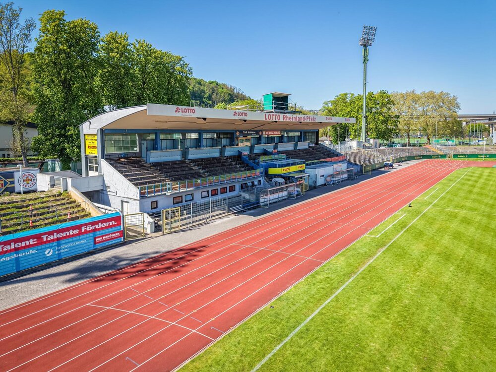 Die Haupttribüne des Stadion Oberwerth soll durch einen modernen Multifunktionsbau ersetzt werden. Hierfür erhält die Stadt Fördermittel vom Bund in Höhe von 8 Millionen Euro.