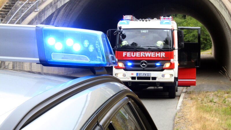 Feuerwehr, Polizei und Kampfmittelräumdienst waren nach dem Fund in einem Waldstück bei Braubach im Einsatz.