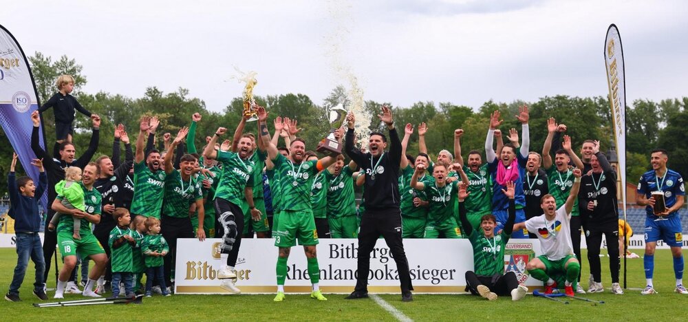 So bejubelte der FV Engers im Mai 2025 zum dritten Mal in seiner Vereinsgeschichte den Gewinn des Fußball-Rheinlandpokals.