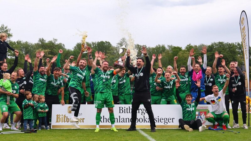 So bejubelte der FV Engers im Mai 2025 zum dritten Mal in seiner Vereinsgeschichte den Gewinn des Fußball-Rheinlandpokals.