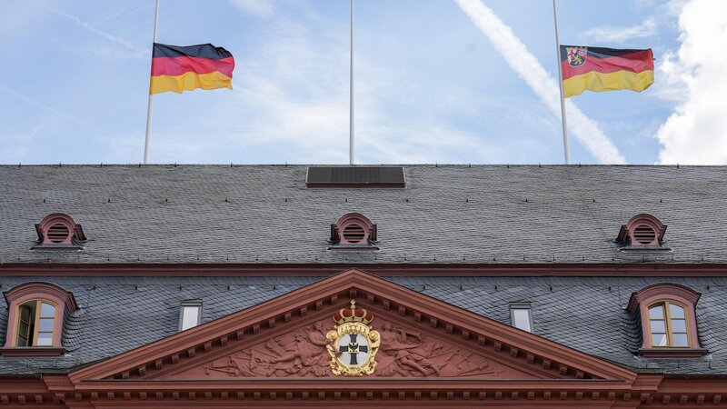 Trauerbeflaggung Landtag 14./15. Juli 2022
