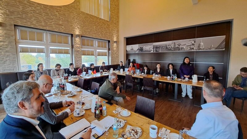 Eine Delegation chinesischer Unternehmerinnen aus der Handelsmetropole Yiwu besuchte im Rahmen einer Europareise Firmen am Flughafen Hahn.