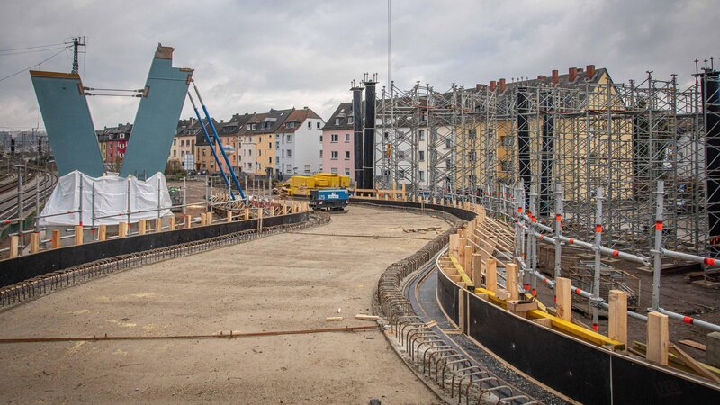 Im Baufeld auf der Goldgrube-Seite ist der Verlauf der zukünftigen Rampe bereits gut zu erkennen.
